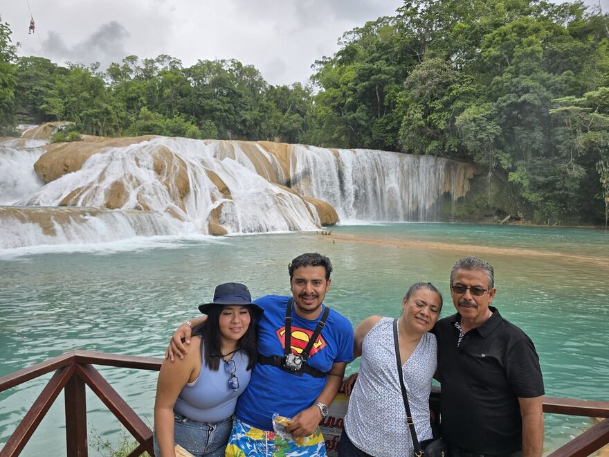 Las terrazas de travertino y el agua turquesa de las cascadas de Agua Azul