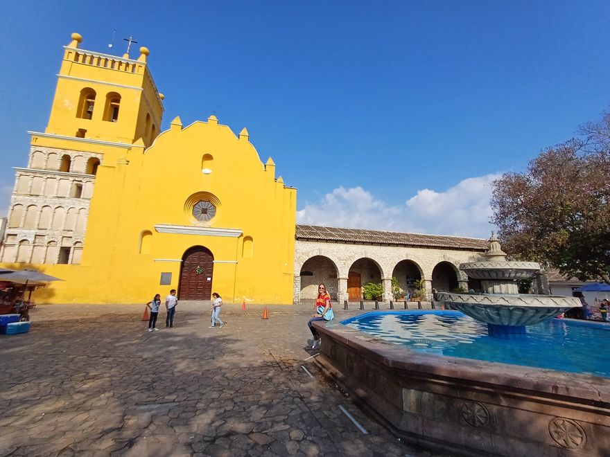 El templo de Santo Domingo de Guzmán y la fuente de la plaza de Comitán