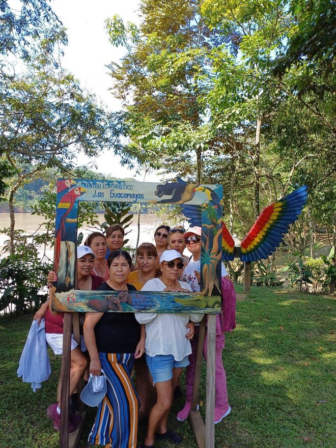 El jardín del centro ecoturístico Las Guacamayas, con vista al río Lacantún