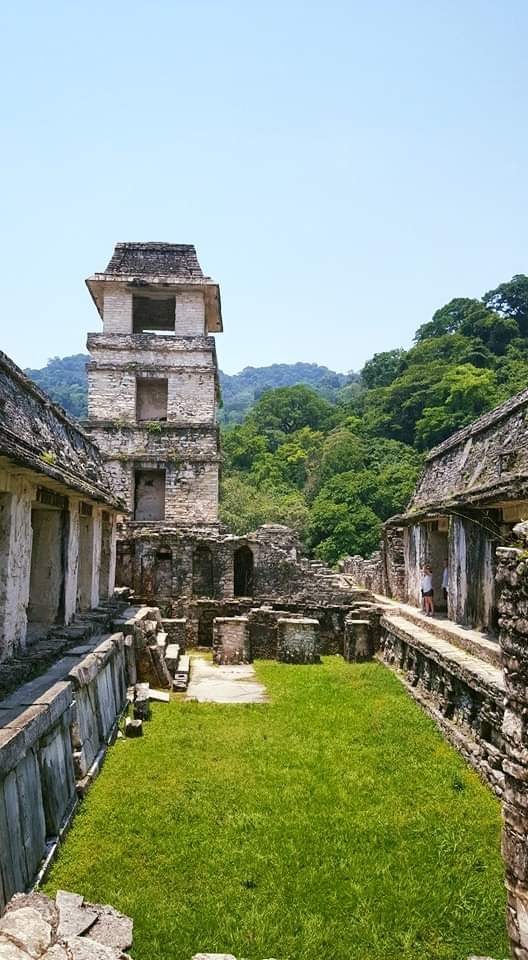 La torre del Palacio de Palenque vista desde el patio interior