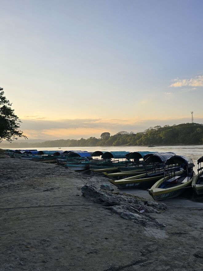 Lanchas amarradas en la orilla del río Usumacinta al amanecer