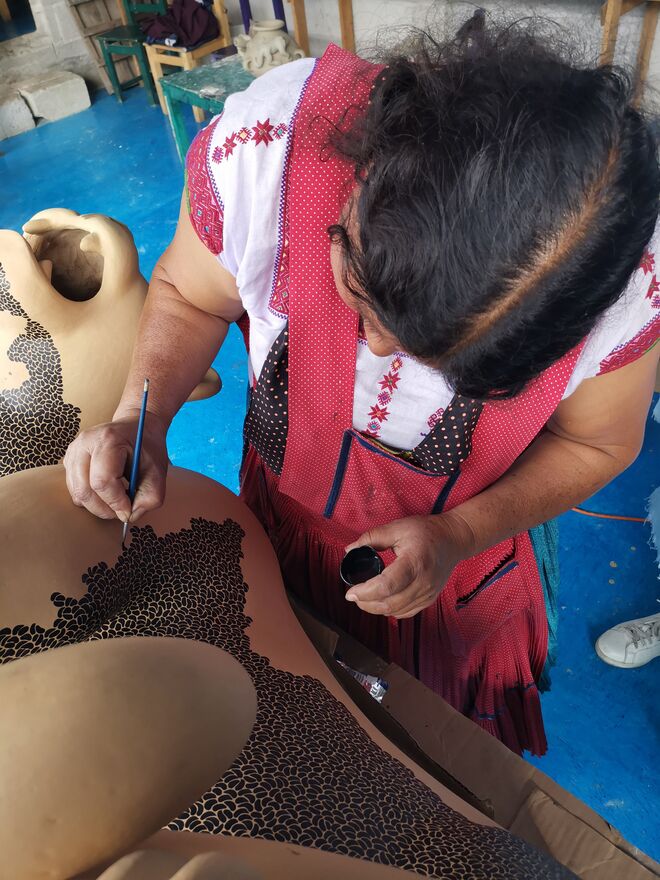 Juana pintando un jaguar de barro en Amatenango del Valle