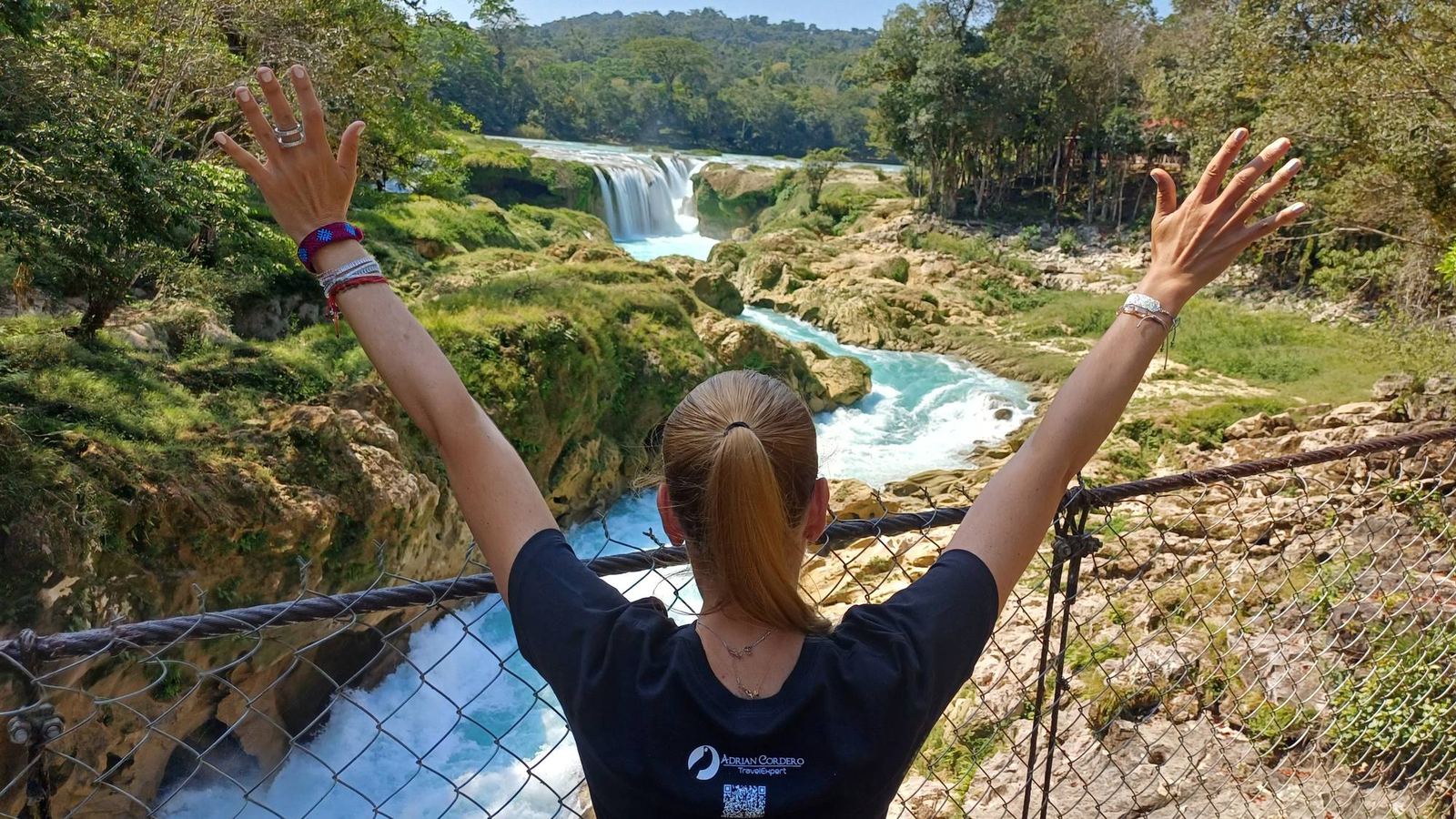 Viajera con los brazos abiertos frente a las cascadas de Chiapas